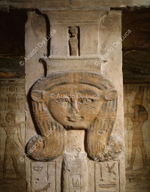 Pilastro con testa Hathorica
