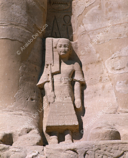 Façade du Grand Temple d'Abou Simbel : détail d'un des fils de Ramsès II