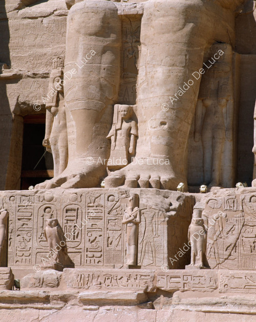Façade du Grand Temple d'Abou Simbel : détail de la femme et des enfants de Ramsès II