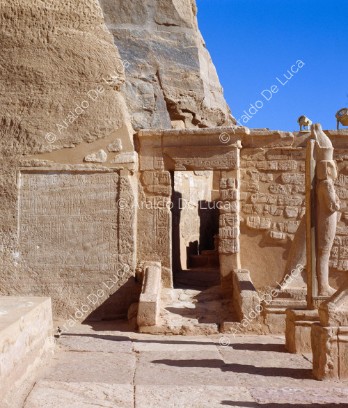 Templo de Abu Simbel: Capilla de Ra-Horakhty y lado norte de la terraza