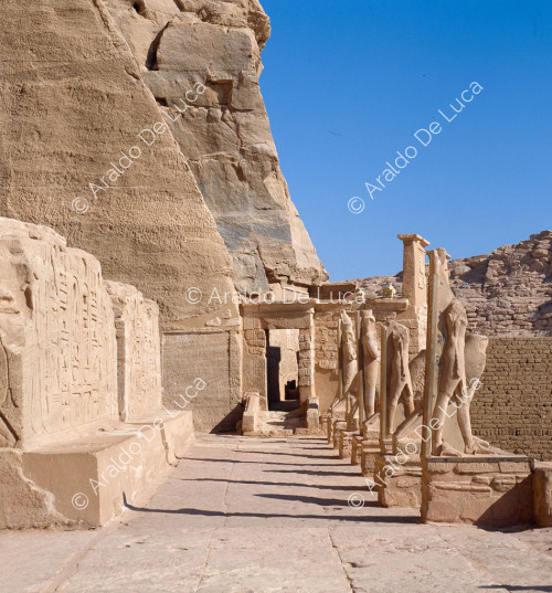 Tempio di Abu Simbel: Cappella di Ra-Horakhty e lato nord della terrazza