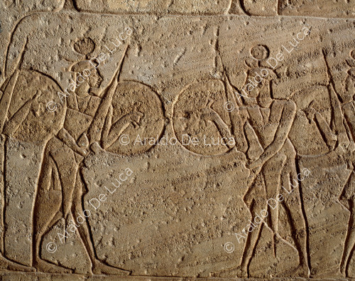 Battaglia di Qadesh: concilio di guerra di Ramesse II con sue guardie del corpo di Shardan