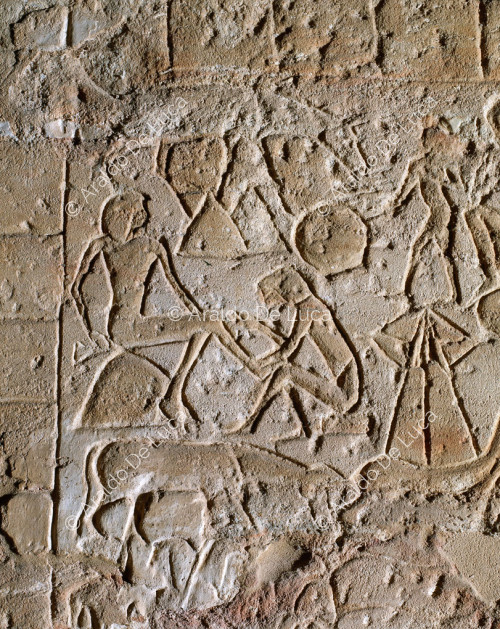 Mur de la bataille de Qadesh. Un soldat égyptien traite un compagnon d'armes