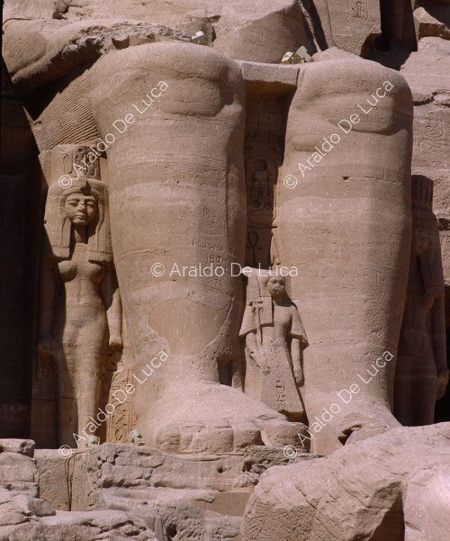 Facciata del Grande tempio di Abu Simbel: dettaglio della moglie e dei figli di Ramesse II