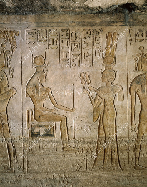 Nefertari bringt der Hathor Opfergaben dar