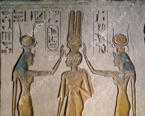 Hathor and Isis crown Nefertari (detail)