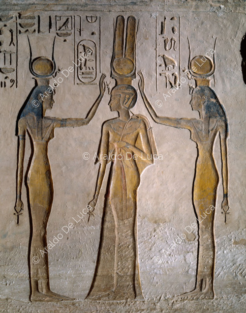 Hathor and Iside incoronano Nefertari