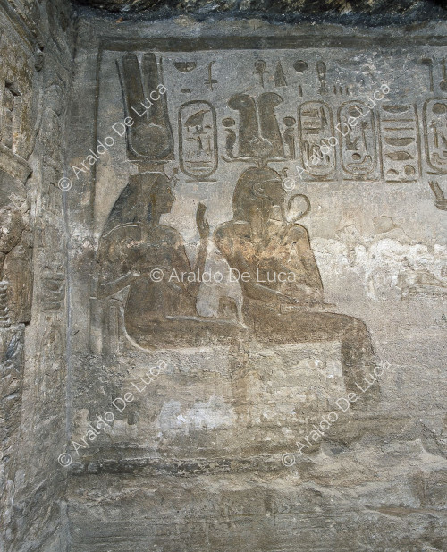 Templo de Hathor. Decoración mural. Detalle con Ramsés II y Nefertari.