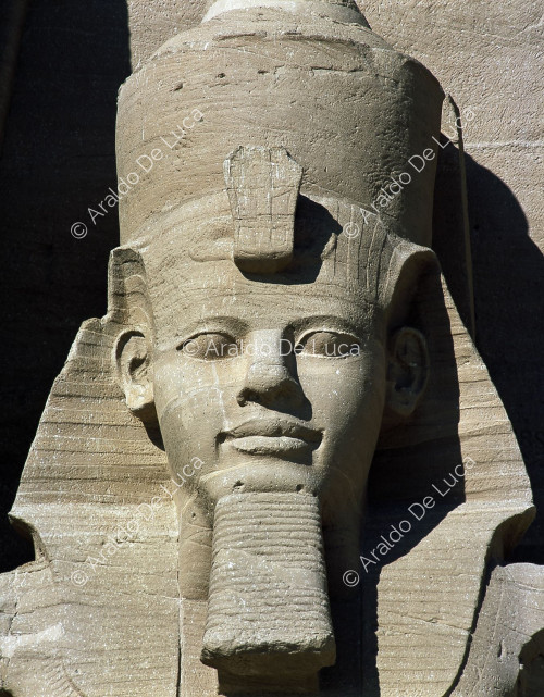 Façade du Grand Temple d'Abou Simbel : détail d'un des colosses
