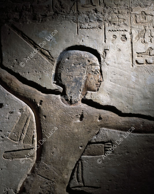 Templo de Ramsés II. Decoración parietal. Ramsés II mata a los prisioneros libios. Detalle con el faraón