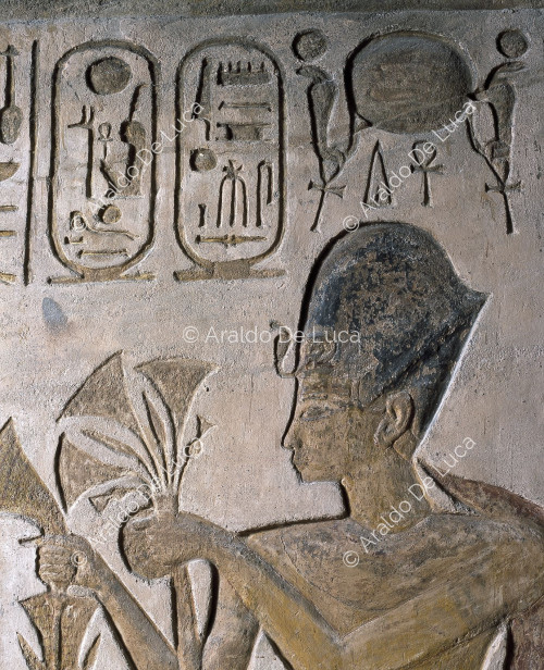 Tempel der Hathor. Vestibül. Detail mit Ramses II.