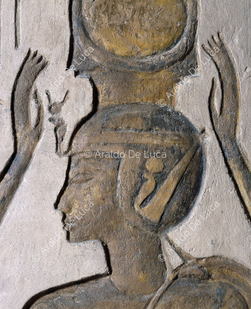 Nefertari (detalle de la coronación de la reina por Hathor e Isis)