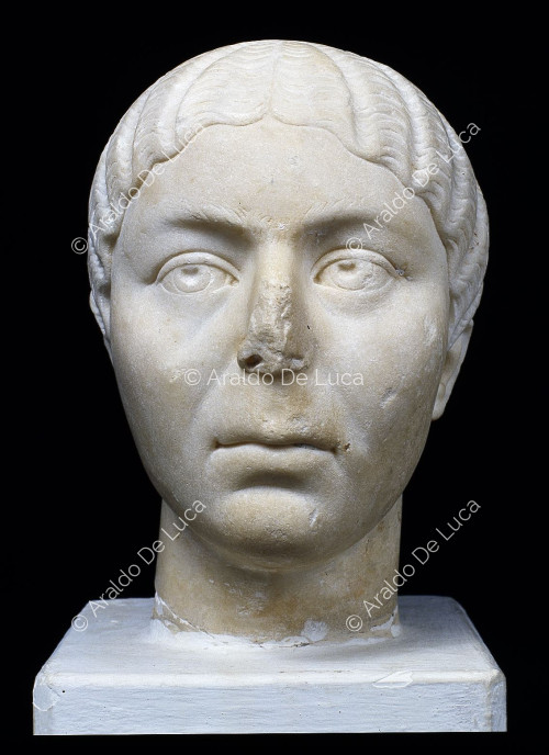 Testa femminile di età romana