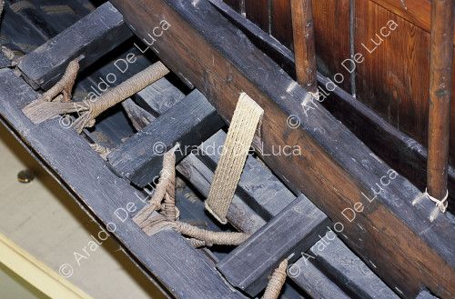 Vaisseau solaire de Khéops : détail des cordages et des planches de bois