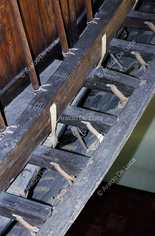 Sonnenschiff des Cheops: Detail der Seile und Holzplanken
