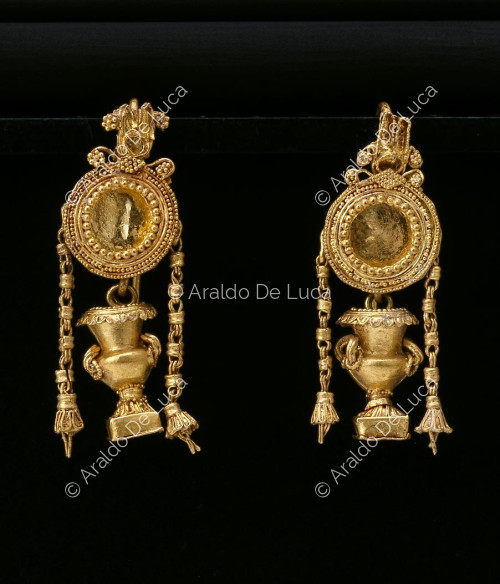 Earrings with amphora-shaped pendant