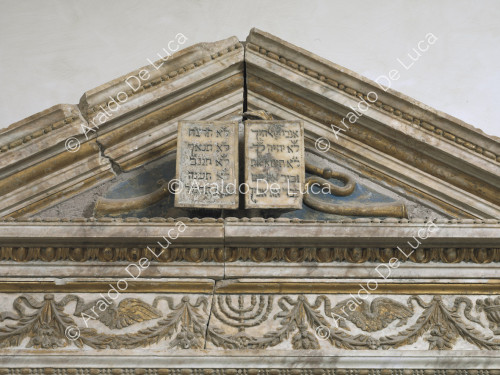 Arco de la Torah. Detalle del timpano