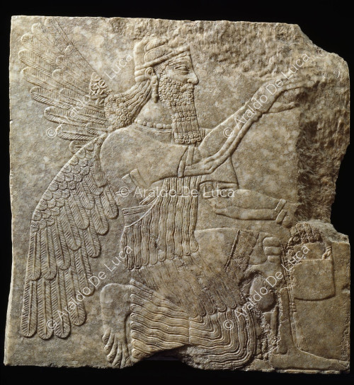 Relief assyrien avec divinité ailée