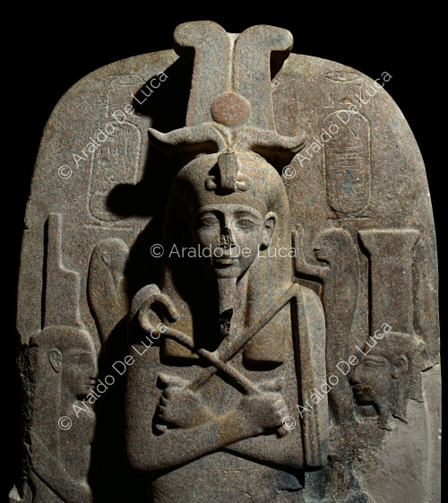 Le sarcophage de Sethnakht avec Isis et Neftis à côté du pharaon momifié