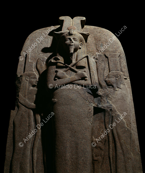 Le sarcophage de Sethnakht avec Isis et Neftis à côté du pharaon momifié