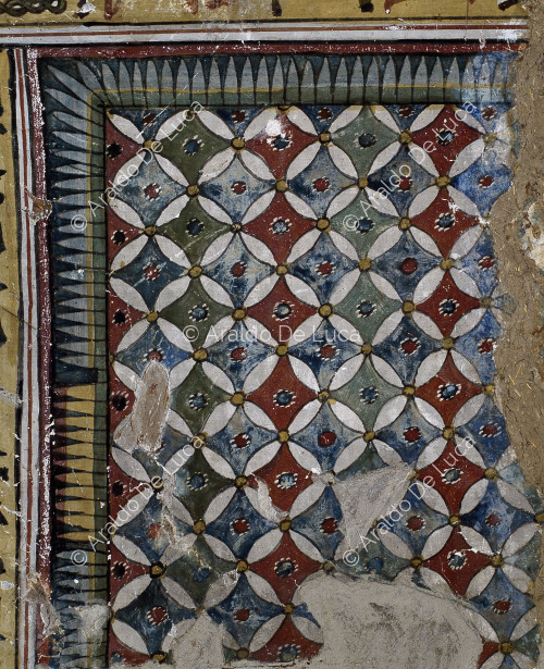Decoration of the ceiling of the first chamber: matting covering.