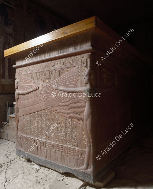 Le sarcophage en quartzite. Détail