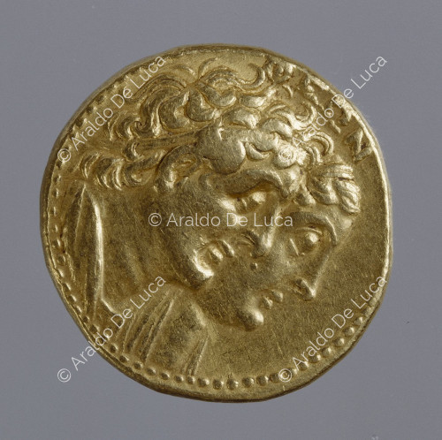 Gold Oktadrachm of Ptolemy II with busts of Ptolemy II and Arsinoe II. Reverse