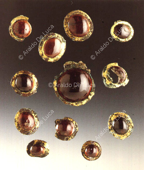 External decoration of gemstone bezels
