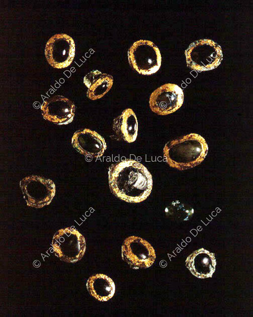 External decoration of gemstone bezels