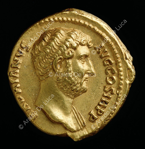Cabeza de Adriano, aureus imperial de Adriano