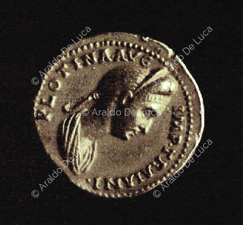 Aureus mit der Darstellung von Trajan und Plotina