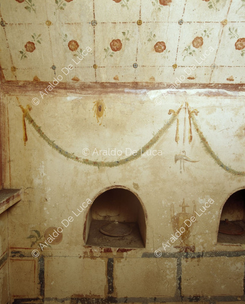Pared con nichos decorada con fresco