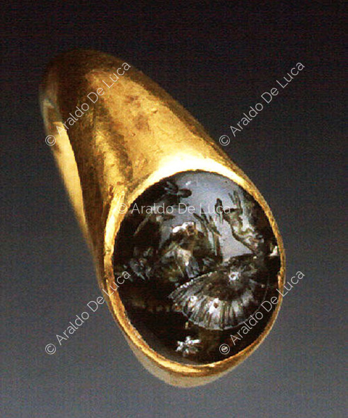 Ring mit der Darstellung eines aus einer Muschel kommenden Stiers