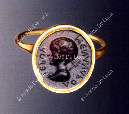 Ring with child's bust in profile