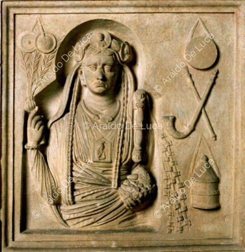 Relief mit Cybele, Magna mater, umgeben von Kultgegenständen