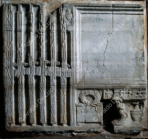 Fragment de sarcophage avec fasces de licteur