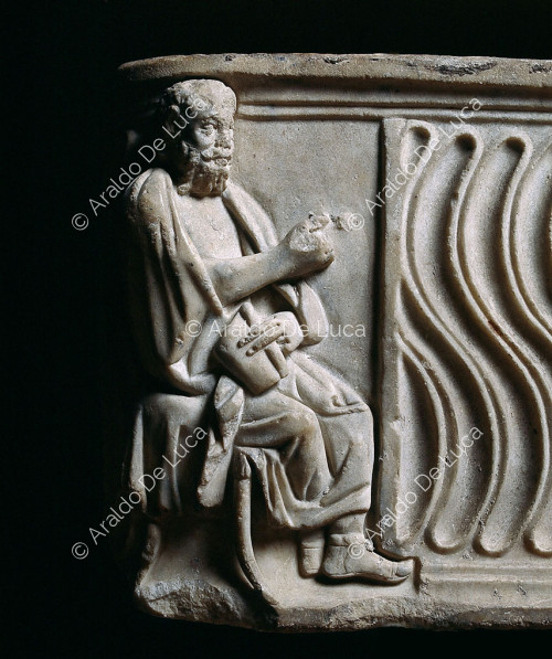 Christlicher Sarkophag. Detail mit Figur eines Priesters