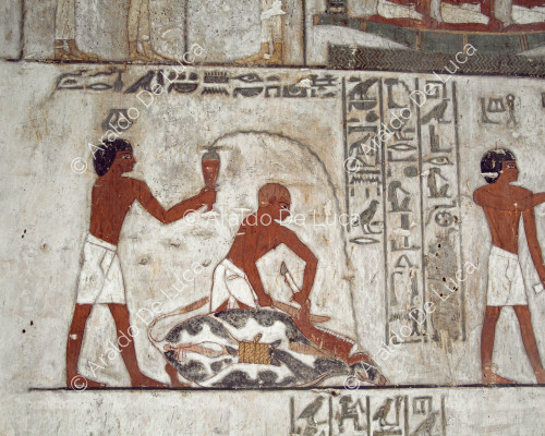 Zwei Priester schlachten einen Ochsen, um ihn Osiris zu opfern
