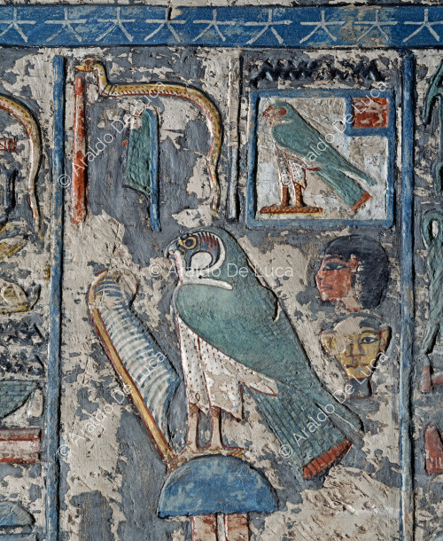 Détail avec hiéroglyphes et symbole Hathor de l'Ouest