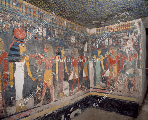Horemheb avec Hathor, Iside et Horus.
