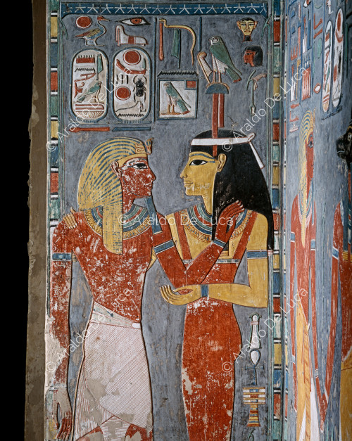 Hathor des Westens umarmt Horemheb