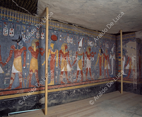 Horemheb con Anubi, Iside, Horus, Hathor , Osiride, Ptah