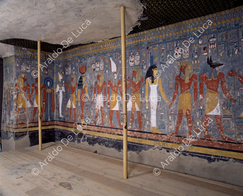 Horemheb con Nefertum, Osiride, Hathor, Horus, Iside, Anubi