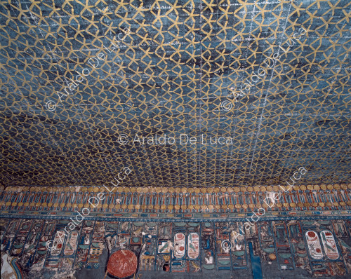 El techo de la tumba de Horemheb pintado como un cielo estrellado