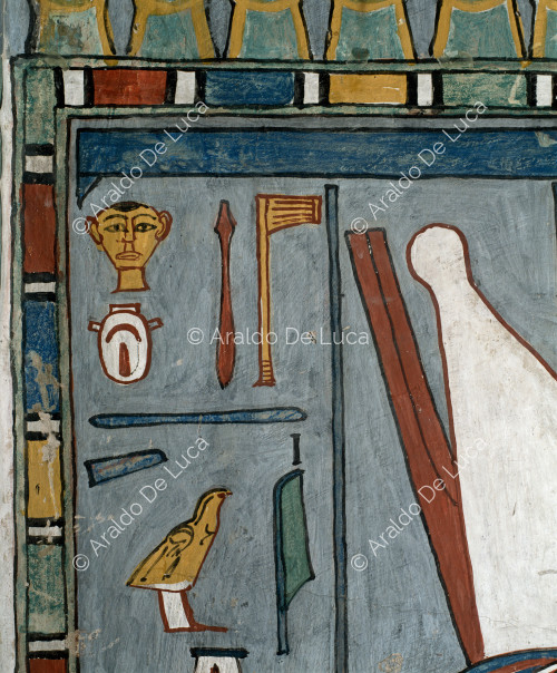 Detalle con jeroglíficos y corona del Alto y Bajo Egipto