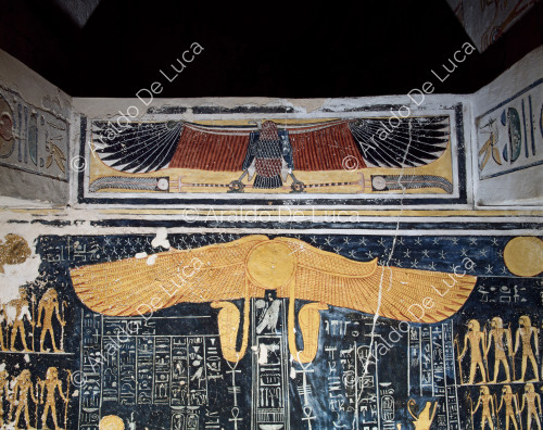 Détail du plafond avec le vautour de Nekhbet et l'uræus ailé