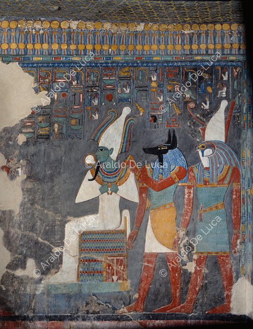Horemheb davanti a varie divinità