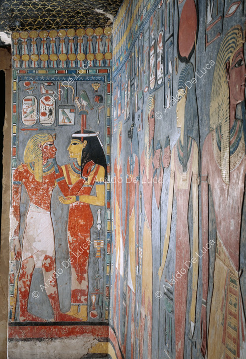 Hathor de Occidente abraza a Horemheb