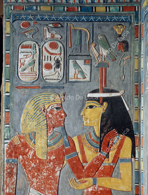 Hathor dell'Occidente abbraccia Horemheb