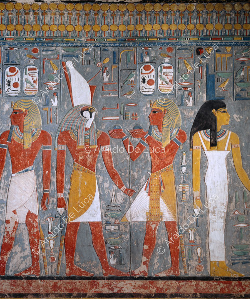 Horemheb bietet dem Horus Wein an
